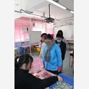 學生穿著特色服飾，參與遊戲，笑容洋溢。