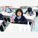 結合英語學習與基礎編程，孩子們指揮可愛的Ozobot機器人完成挑戰，邊玩邊學，提升語言與邏輯思維能力！