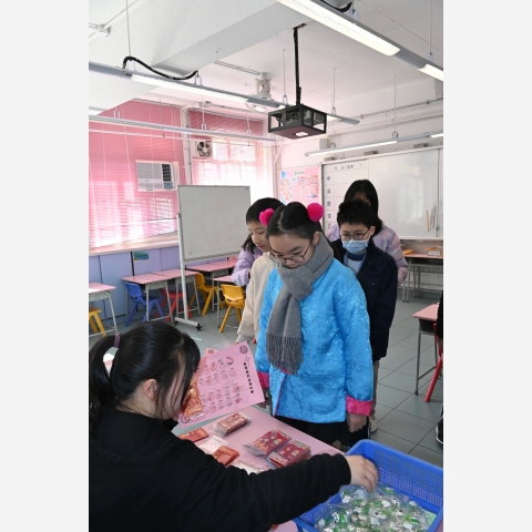 學生穿著特色服飾，參與遊戲，笑容洋溢。