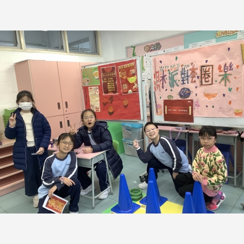 小組展示創意作品，學生合作無間，充滿自信。