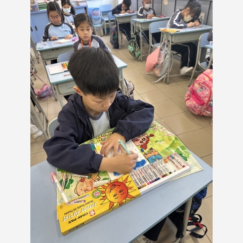 蔬果簡報設計：分組研究不同蔬果的營養價值，並製作創意簡報，學習健康飲食與環保生活的重要性。