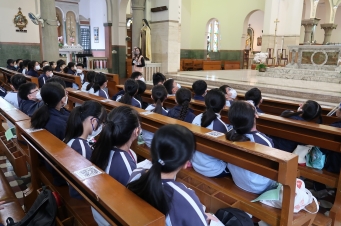 1. 五年級同學到聖德肋撒堂朝聖，用心聆聽導賞員的講解。