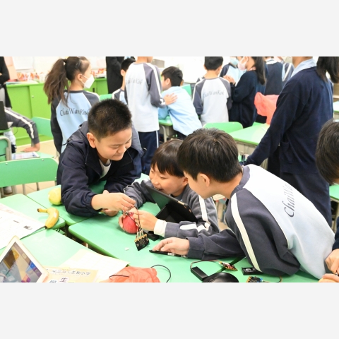 水果電子琴實驗室：學生學習基礎電路原理，創作屬於自己的水果交響曲，把日常水果變身電子琴鍵！