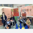 小組展示創意作品，學生合作無間，充滿自信。